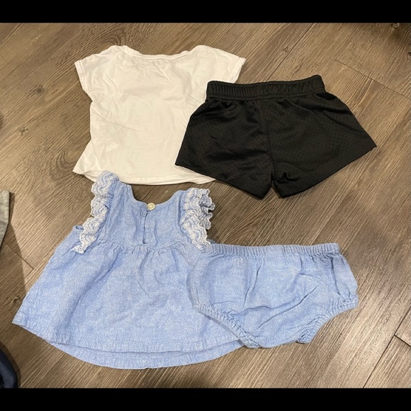 2/$15 Set of 2 outfits Nike and Old Navy 12M - Picture 3 of 3